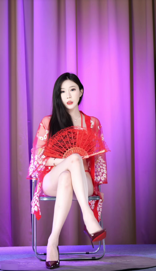 弯弯的黑亮丝